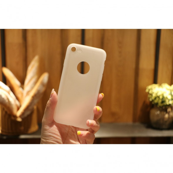 Матовый мягкий чехол для iPhone 8 / 7 (белый)